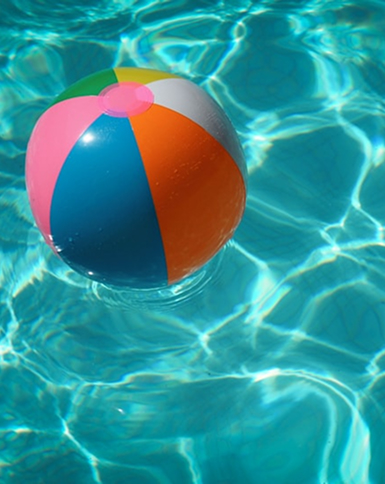 Ballon dans une piscine lors d'une soirée Beach Party