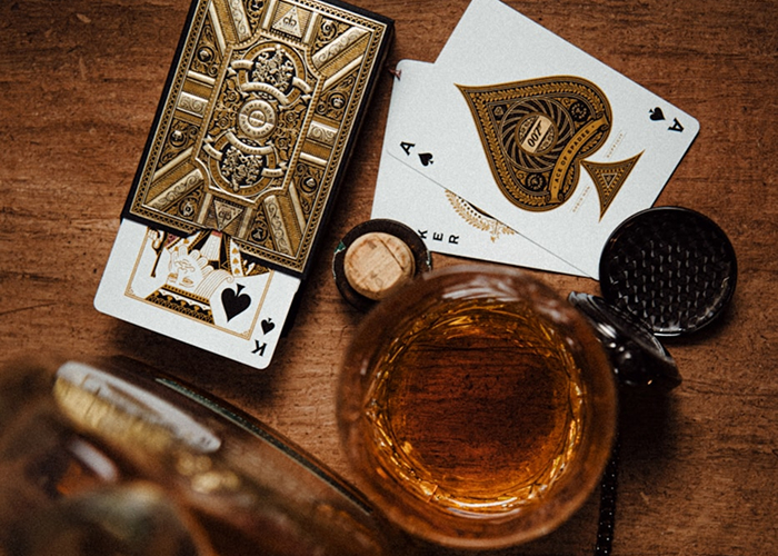 Table avec des cartes de jeu en or sur un fond en bois