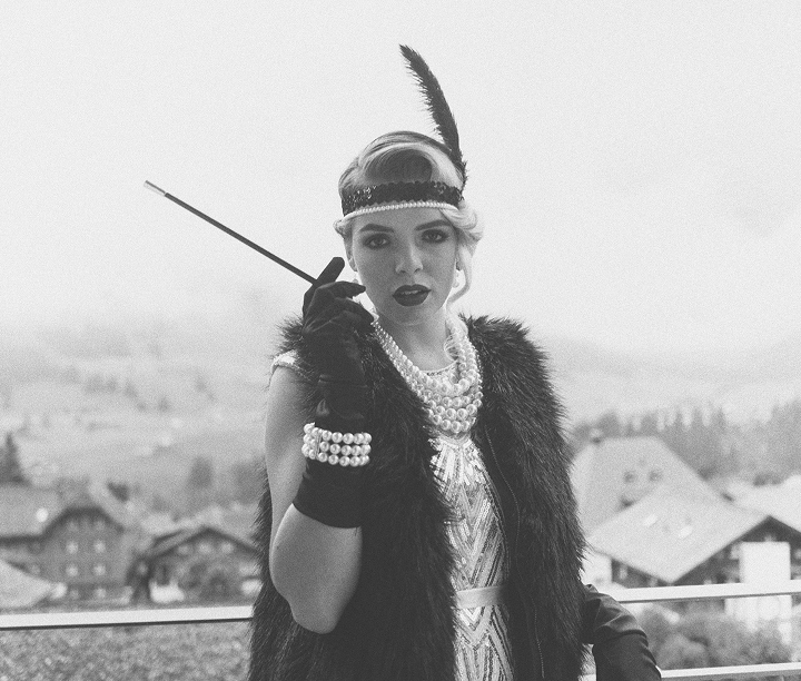 Femme en noir et blanc avec une tenue élégante des années 1920